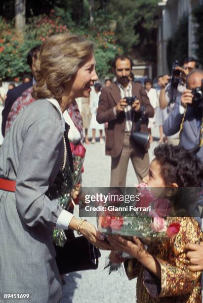April 1983. Algeria. Official visit of the Kings of Spain, Juan Carlos and Sofia to Algeria. The Queen is presented with a bouquet of flowers.