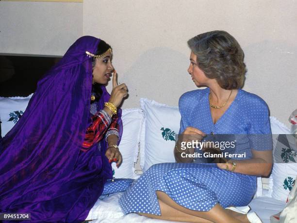 October 1983. Oman. Official visit of the King of Spain to Oman. Queen Sofia visited the Association of Social women.