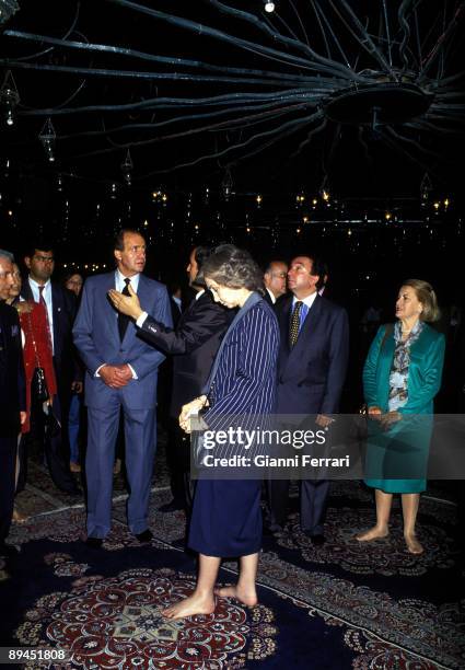 May 25, 1993. Istanbul, Turkey. Official visit of the King of Spain Juan Carlos and Sofia to Turkey. In the image, Kings visiting the Mosque of...