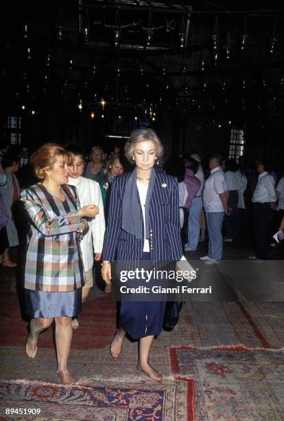 May 25, 1993. Istanbul, Turkey. Official visit of the King of Spain Juan Carlos and Sofia to Turkey. In the image, Kings visiting the Mosque of...