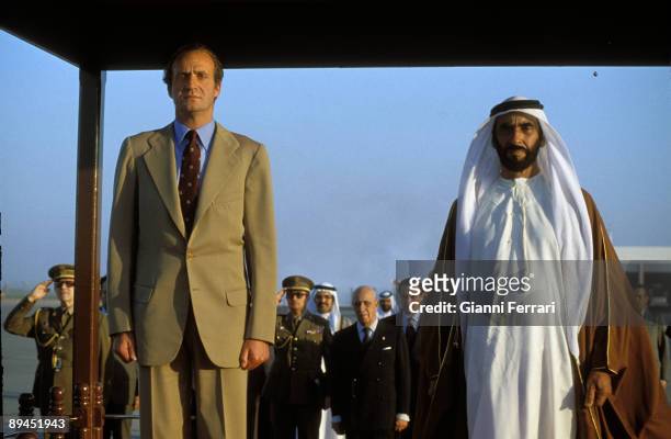 December, 1981. Abu Dhabi, United Arab Emirates. Official visit of the Kings of Spain to Abu Dhabi In the image, King Juan Carlos received by Sheikh...