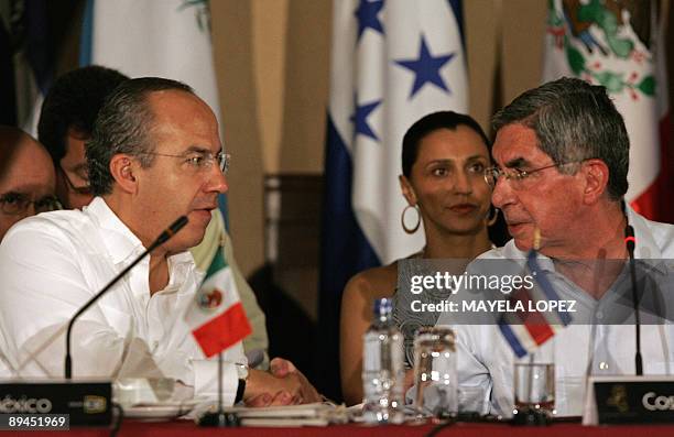 Mexican President Felipe Calderon shakes hands with his Costa Rican counterpart Oscar Arias during the inauguration ceremony of the XI Presidential...