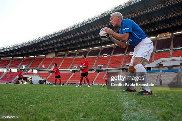 Thailand soccer coach Peter Reid in action during Thailand team training at the Rajamangala National Stadium on November 11, 2008 in Bangkok,...