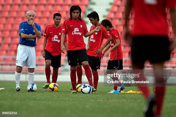 Thailand soccer coach Peter Reid in action during Thailand team training at the Rajamangala National Stadium on November 11, 2008 in Bangkok,...