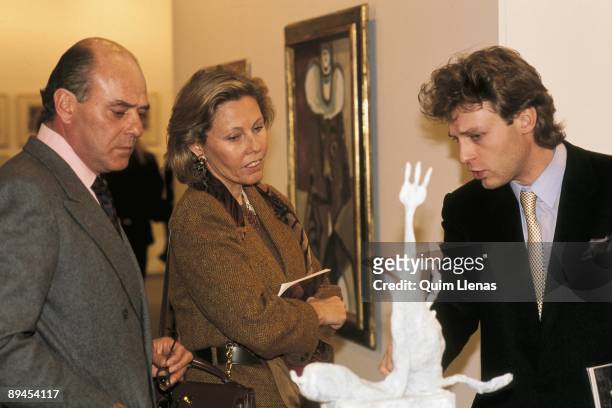 Juan Abello and his wife Ana Gamazo in the fair of art Arco 92 Abello and wife staring at a sculpture in an art gallery