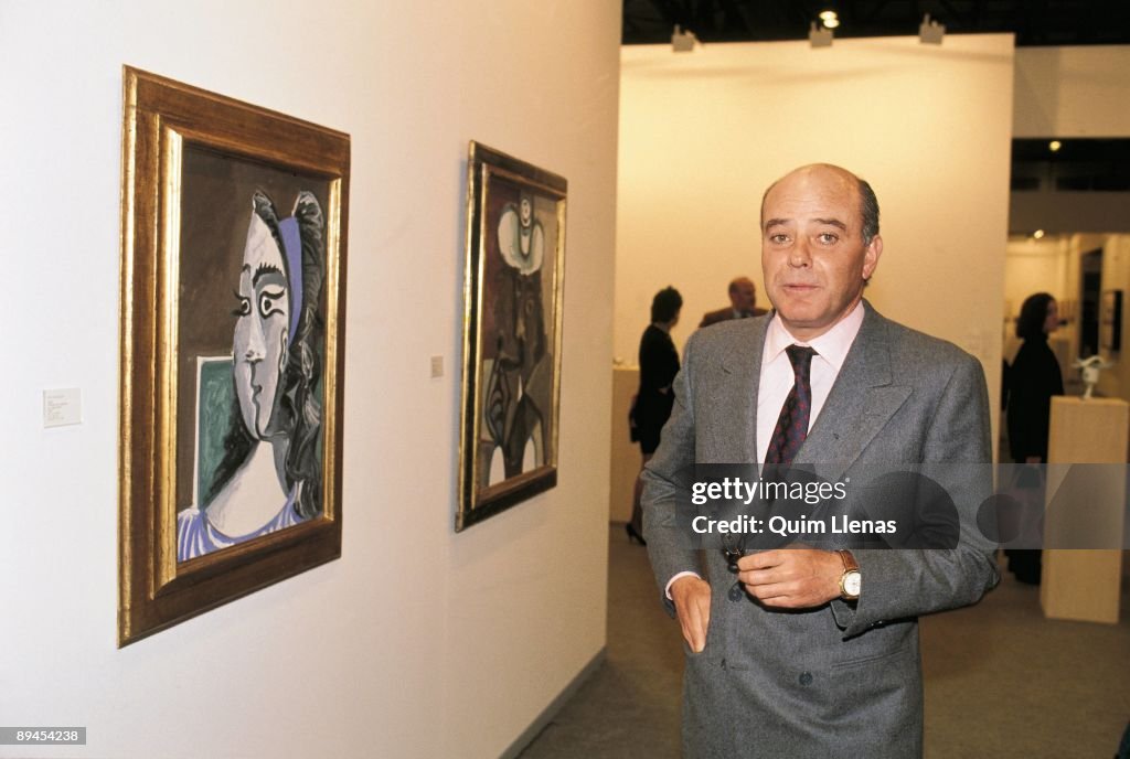 Juan Abello in the art fair Arco Beside two paintings of Picasso