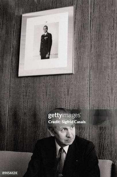 Juan Antonio Samaranch, president of the IOC Samaranch with a photograph of the king Juan Carlos I hanging on the wall