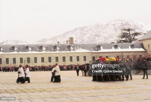 Transfer of the mortal remains of Alfonso XIII to the Escorial Soldiers carrying the coffin of King Alfonso XIII through the courtyard of the...