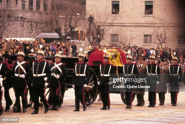 Transfer of the mortal remains of Alfonso XIII to the Escorial Soldiers carrying the coffin of King Alfonso XIII through the courtyard of the...