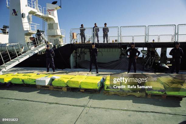 Load of cocaine confiscated in a ship "National policemen watch over the load of cocaine intercepted in the capture of the ship "" Archangelos "", in...