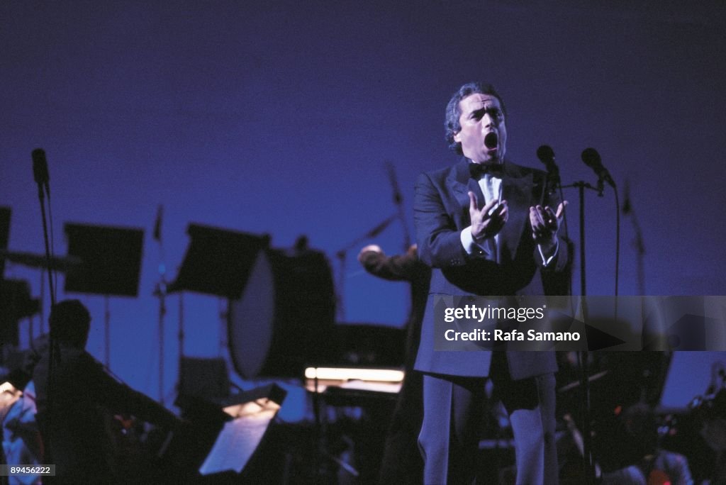 The tenor Jose Carreras singing in the International Award of the Press