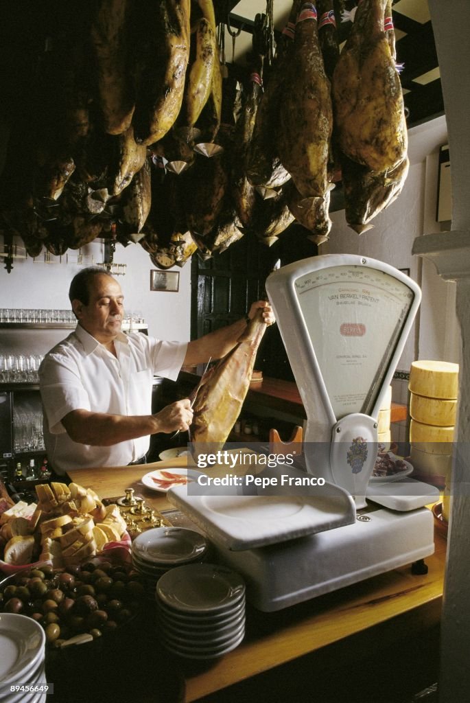 La Albariza bar, Seville A cook slicing 'jamon serrano' (Spanish ham) in a bar