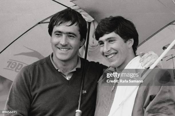 Severiano Ballesteros y Jose Maria Olazabal, golf players Ballesteros and Olazabal under an umbrella during a golf tournament