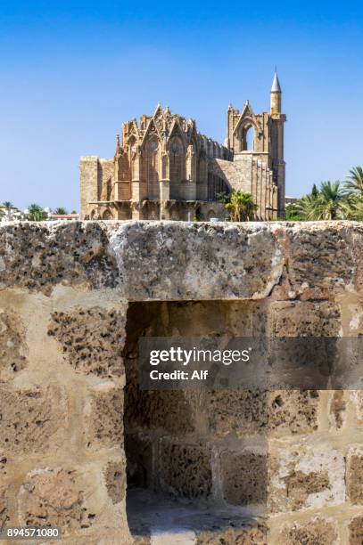 walls of famagusta with the cathedral of st. nicholas or lala mustafa mosque in the background, famagusta, cyprus - st nicholas cathedral stock-fotos und bilder