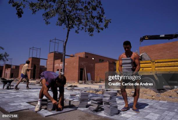 Costruction of building. Hard-worken don´t have helmet. Laboral insegurity.