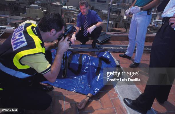 Barcelona . Jose Perez Jimenez, homicide´s manager inspecting a corpse.