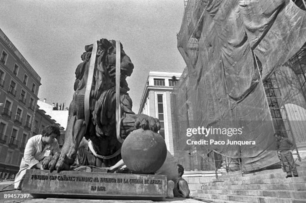 October 31, 1985. Parlamento, Madrid . Removing the Lions of the Congress for restoration. A worker fixes one of the lions on a truck.