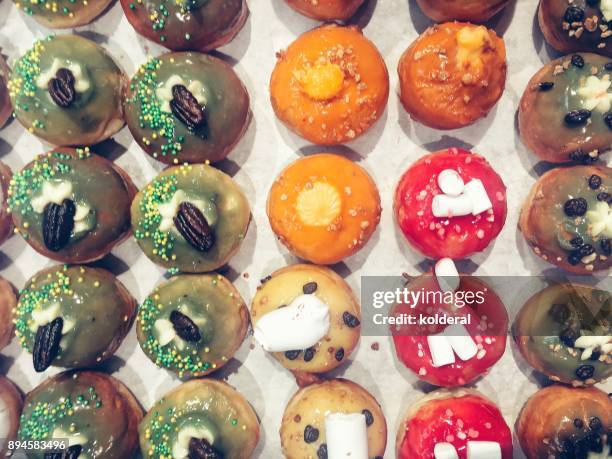 sufganiyot doughnuts and pastry in the bakery shop - sufganiyah photos et images de collection