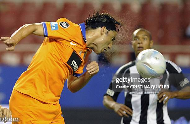 Besiktas's Ferrari vies with Porto's Farias during the Peace Cup Andalucia football match at Chapin stadium in Jerez, on July 29, 2009. AFP PHOTO /...