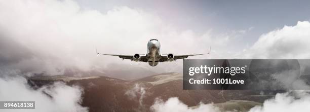 passagier-jet-flugzeug fliegen über den wolken - landing gear stock-fotos und bilder