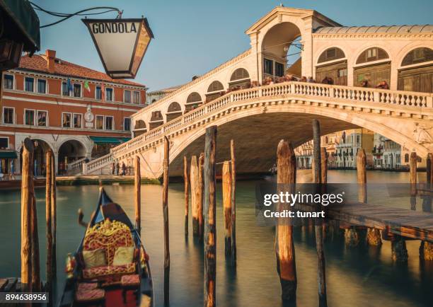 ponte di rialto, venezia, italia - rialto bridge foto e immagini stock