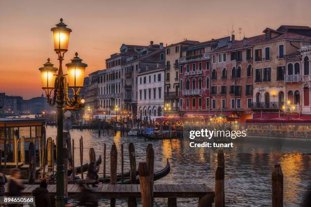 canal grande, venezia, italia - gondola traditional boat foto e immagini stock