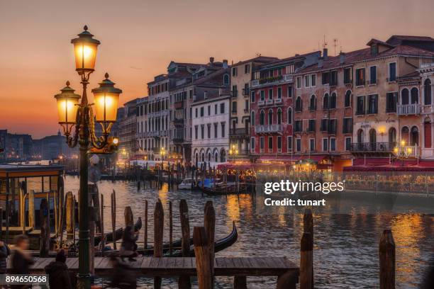 grand canal, venice, italië - gondola traditional boat stockfoto's en -beelden
