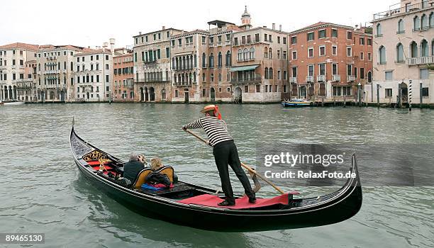 bootsmann teil in einer gondel auf dem canal grande in venedig - venedig gondel stock-fotos und bilder