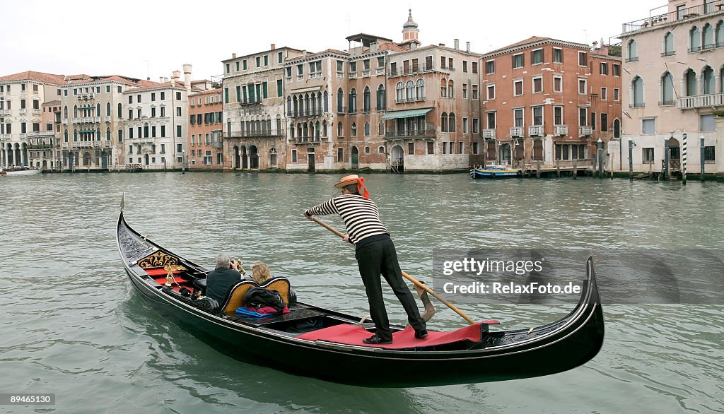 Boatman in gondola sul Canal Grande a Venezia