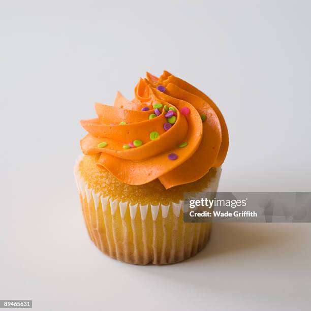 the icing on the cake - cupcake foto e immagini stock