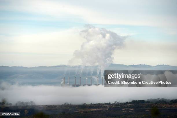 morning mist surrounds a coal-fired power station - comercio de derechos de emisión fotografías e imágenes de stock