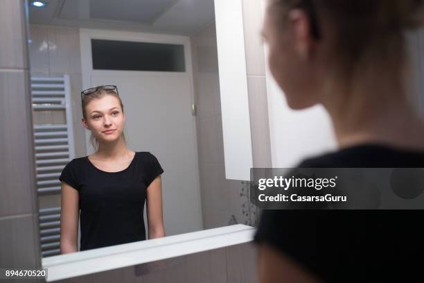 prachtige tienermeisje kijken naar zichzelf in de spiegel - girl in mirror stockfoto's en -beelden