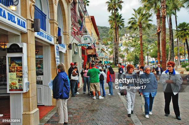 shoppers in avalon california on catalina island - avalon catalina island california stock pictures, royalty-free photos & images