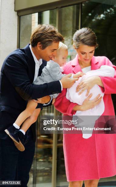 Venezuelan singer Carlos Baute, her wife Astrid Klisans and their son Markus Baute present their newborn child Liene Baute on December 15, 2017 in...