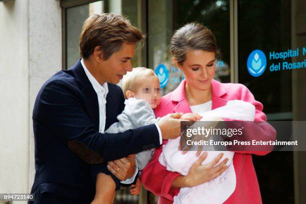 Venezuelan singer Carlos Baute, her wife Astrid Klisans and their son Markus Baute present their newborn child Liene Baute on December 15, 2017 in...