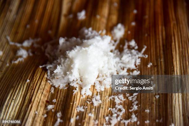 grated fresh coconut meat on a bamboo mat - verwaltungsbezirk island county stock-fotos und bilder