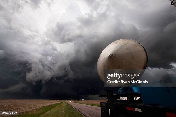doppler on wheels vortex 2 - weather radar stock pictures, royalty-free photos & images