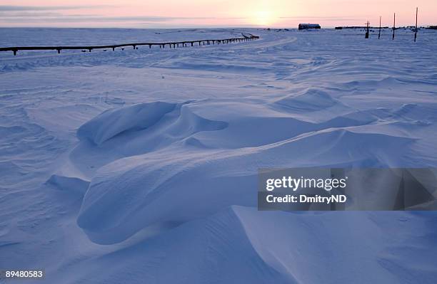 attraktive schneewehe. - arctic oil stock-fotos und bilder