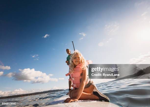 父親和女兒站起來 paddleboard - paddleboarding 個照片及圖片檔