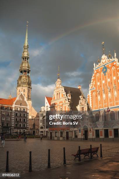 rainbow over st peters church and house of the blackheads in riga, latvia - house of blackheads 個照片及圖片檔