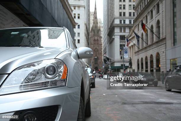 wall street, vista de ángulo bajo - auto frontal fotografías e imágenes de stock