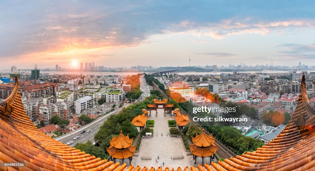 Wuhan stadsgezicht in de zonsondergang