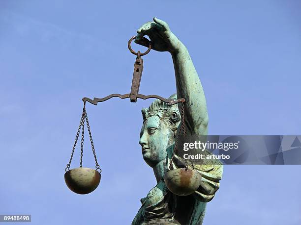 justicia con escala - sentencing fotografías e imágenes de stock