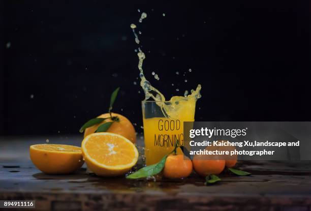 juice being poured into glass, close-up - splash jus d'orange stockfoto's en -beelden