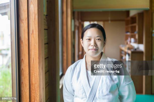 retrato de persona de artes marciales - women's judo fotografías e imágenes de stock