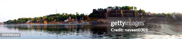 narmada ghats in maheshwar town in madhya pradesh, india - varanasi panorama stock pictures, royalty-free photos & images