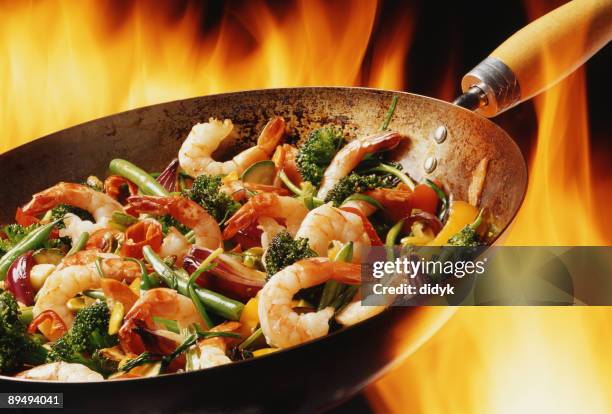 wok with vegetables and shrimp - wok stockfoto's en -beelden