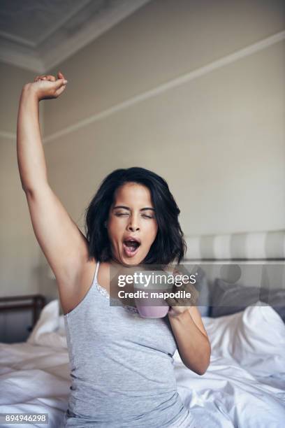 le mattine non sono sempre facili ma possono essere conquistate - lunedì foto e immagini stock