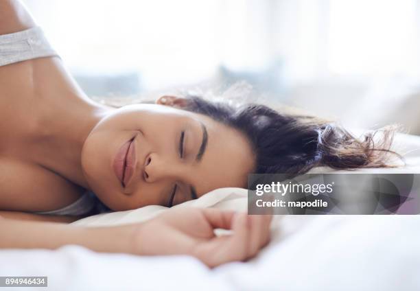 ontspannen, je bent nu tijdig weekend - beautiful women bed stockfoto's en -beelden