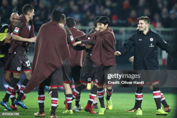 Team of Pauli celebrate after the Second Bundesliga match between FC St. Pauli and VfL Bochum 1848 at Millerntor Stadium on December 18, 2017 in...